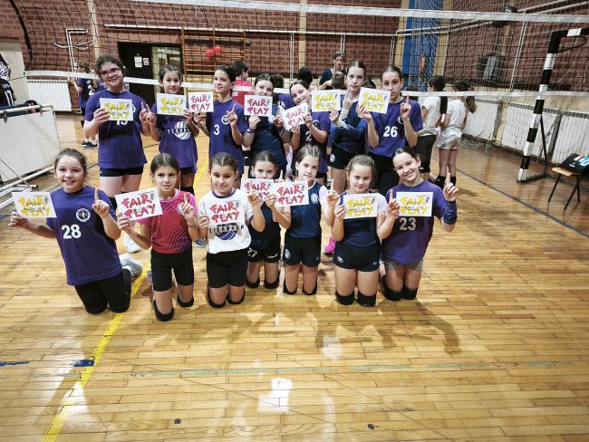 aaaTehničarke iz Braće na turniru u Kg 2